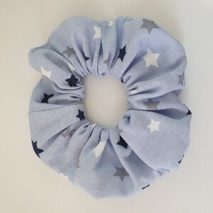 Scrunchie Haarband Haargummi hellblau Sterne